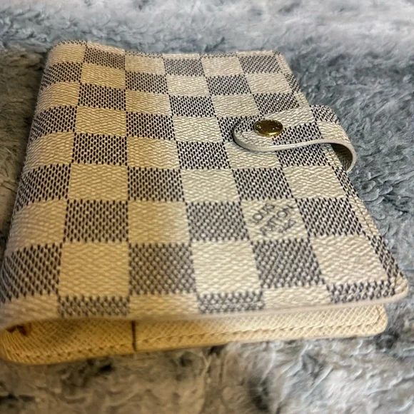 Men’s or Women’s Louis Vuitton Azur Rare Pocket/ Passport holder! Pre-loved! 🔥 - Picture 7 of 15